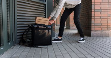 Жінка почала плакати, коли побачила на прихованій камері, що робить біля її дверей кур'єр (фото)