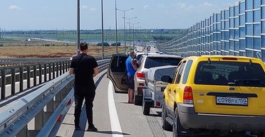 Рекорд в оккупированном Крыму: пробка на мост растянулась на 30 км (видео)