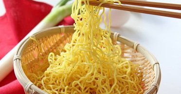 Мужчина передумал есть лапшу после того, как пересмотрел этикетку (фото)