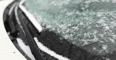 Автомобільні лайфхаки: як швидко та безпечно розморозити лобове скло машини