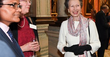 Принцеса Анна з'явилася в Букінгемському палаці в елегантному образі