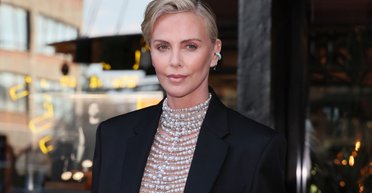 Шарлиз Терон в жемчужном топе отправилась на открытие бутика Breitling (фото)