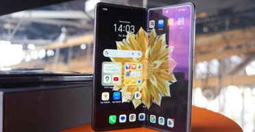 Как перышко: выпущен самый тонкий и легкий складной смартфон в мире (фото, видео)