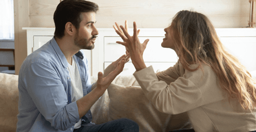 Примерно раз в месяц: женщина злится на мужа из-за того, что он "часто" видится с друзьями