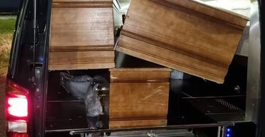 На трасі зупинили чоловіка з трунами: як виявилось, замість покійників там було дещо інше