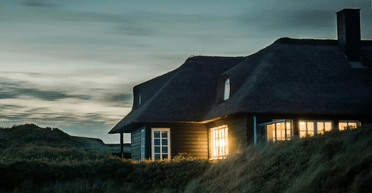 Моторошна знахідка: чоловік зазирнув під ґанок свого будинку і втік від переляку (фото)