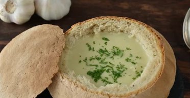 Зимова класика: часниковий крем-суп у хлібній тарілці