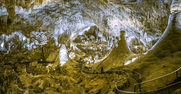 "Изменил мир": мужчина уронил чипсы в пещере, в которую запрещено проносить еду (фото)