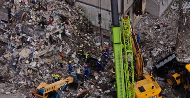 Розбір завалів триває: у Києві зростає кількість жертв після удару (фото)