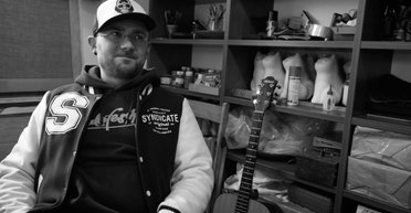 Только электрический разряд может заставить политиков прийти в себя, — художник Иван Семесюк