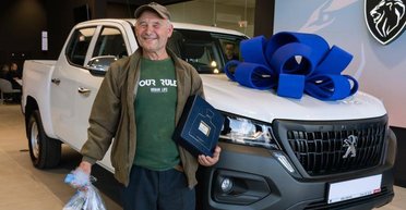 Пенсионер-переселенец, у которого сломался ВАЗ в центре Киева, получил в подарок пикап (видео)