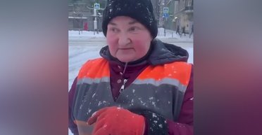 "Над головою пролетіло": смілива двірниця продовжила прибирати сніг після удару "Шахеда" (відео)