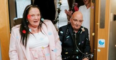 Невиліковно хворий чиновник побрався з прибиральницею: він пояснив своє рішення (фото)