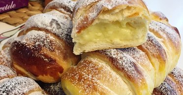 Много кремовой начинки: рецепт очень вкусных булочек