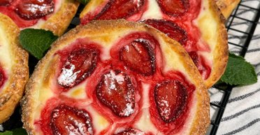 Ватрушки з полуницею: рецепт смачної сезонної випічки