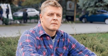 Меня бы под дулом пистолета не заставили на новогоднем огоньке в боа скакать, — Антон Слепаков