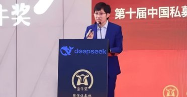 Гениальный "ботан с плохой стрижкой": что известно о создателе китайского DeepSeek