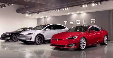 Ракетный обстрел Украины: в Киеве загорелся автосалон Tesla, — СМИ (видео)