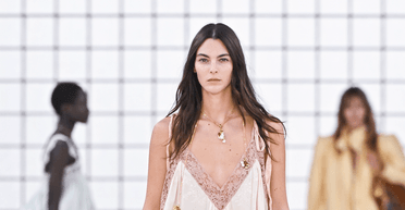 Дівчина Леонардо Ді Капріо вийшла на подіум під час Паризького тижня моди (фото)