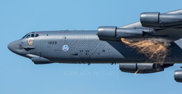 Загорівся двигун: бомбардувальник ВПС США B-52H здійснив аварійну посадку (фото)