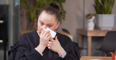 "Немає зв'язку майже два тижні": українська актриса розплакалася, говорячи про рідних в окупації (відео)