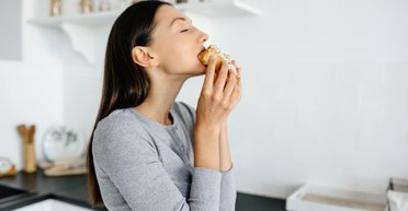 Обедайте вовремя. Ученые установили, что большую часть калорий нужно съедать до 13:00