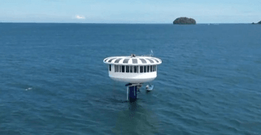 На шляху до історії: чоловік понад 60 днів живе під водою (відео)