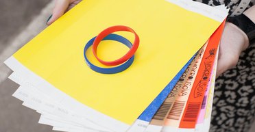 Бизнес на счастье. Как украинец запустил производство браслетов, в которых танцует вся Европа