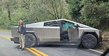 Новейший пикап Tesla Cybertruck попал в ДТП вскоре после покупки (фото, видео)
