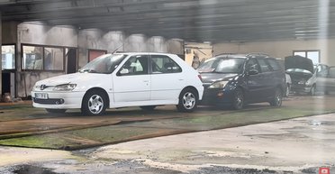 Во Франции обнаружен заброшенный автосалон Peugeot с машинами внутри (видео)