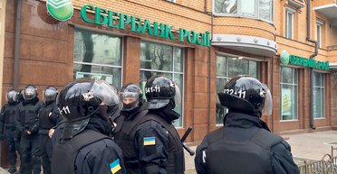 Уйти, чтоб остаться. Что скрывается за продажей украинской "дочки" российского Сбербанка
