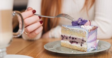 Женщина принесла торт на день рождения бабушки: в конце праздника ее ждал "сюрприз"