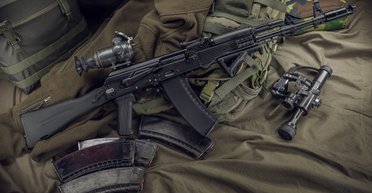 Пенсіонерка в Івано-Франківській області закопала у своєму дворі АК-74: суд виніс вирок