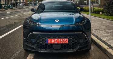 В Киеве заметили необычный электрокроссовер из США с караоке и запасом хода 700 км (фото)