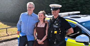 Школьница приехала на выпускной в сопровождении копа: как он спас ее 17 лет назад (фото)