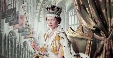 Тысячи бриллиантов. Как выглядело платье Елизаветы II для коронации (фото)