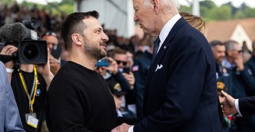 Патріотичне мілітарі Зеленського та діловий костюм Байдена - стилiстка розiбрала образи зустрічі двох президентів