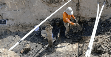 Дивовижна знахідка: будівельники знайшли стародавній човен під землею (відео)