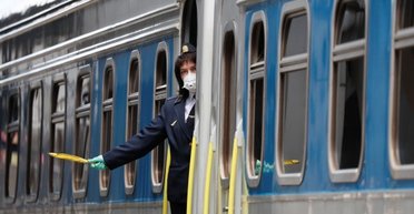 Шла в наушниках: на Львовщине женщина, которую сбил поезд, отсудила 150 тысяч грн у "Укрзализныци"