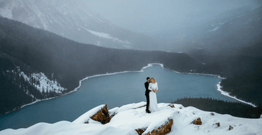 Холод, вітер і висота: пара зробила найекстремальнішу весільну фотосесію року (фото)