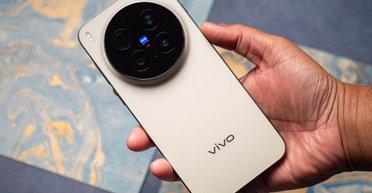 Топ 5 найкращих смартфонів жовтня 2025 року: здивував не тільки Xiaomi (фото, відео)