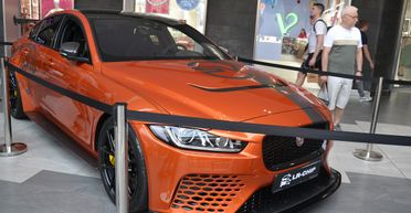 Их изготовили только 300: в Киеве показали сразу два редких заряженных Jaguar (фото)