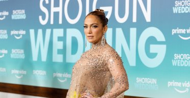 У блискучій мінісукні: Джей Ло виступила в таверні на Капрі (фото, відео)