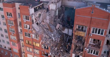 В Днепре продолжаются поисково-спасательные работы после ракетного удара по многоэтажке (фото)