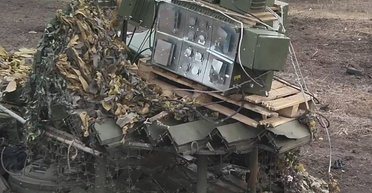 Бойцы ВСУ под Тернами под носом у оккупантов "затрофеили" танк РФ с царь-РЕБом (фото)