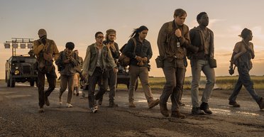 "Долгая прогулка" или мрачные голодные игры: какой получилась экранизация антиутопии Стивена Кинга