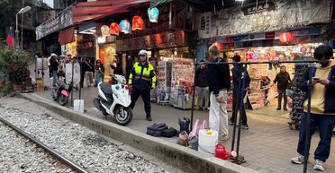 Мужчина разложил вдоль обочины 140 000 фунтов стерлингов и их никто не украл: почему так произошло