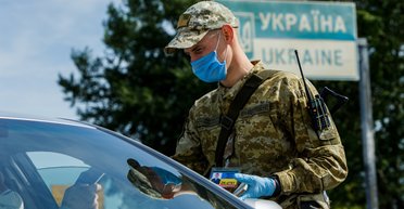 "Маскировались под венгров". Мужчины пытались подкупить пограничников, но попали в военкомат