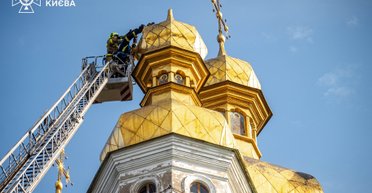 На церкві XVII століття: у Києво-Печерській лаврі завалився хрест (фото)
