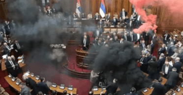 В ход пошли дымовые шашки: сербские депутаты устроили эпический "замес" в парламенте (видео)